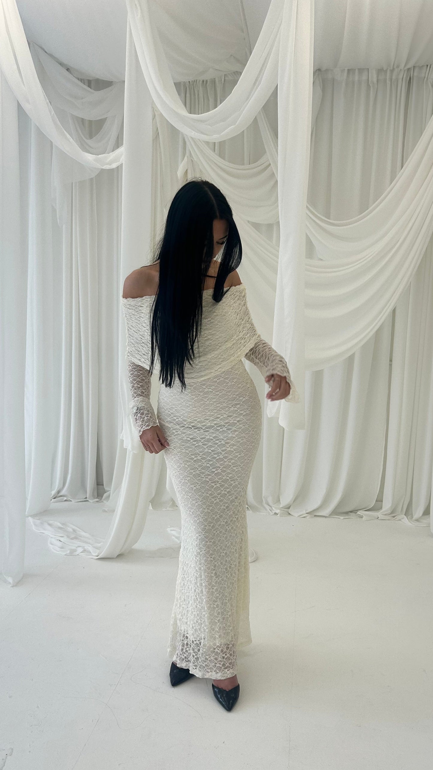 THE AMORE - Bardot Lace Longsleeve Maxi Dress